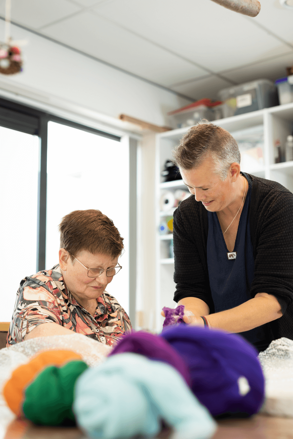 Zorgprofessional met cliënt in overleg