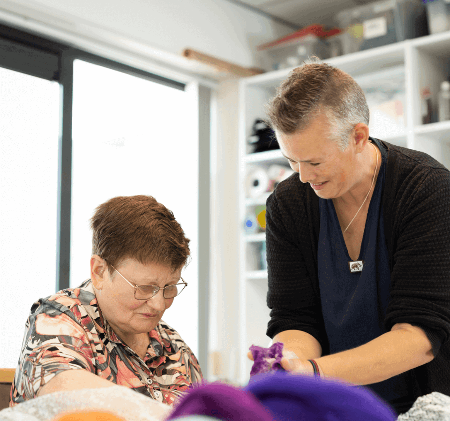 Zorgprofessional met cliënt in overleg