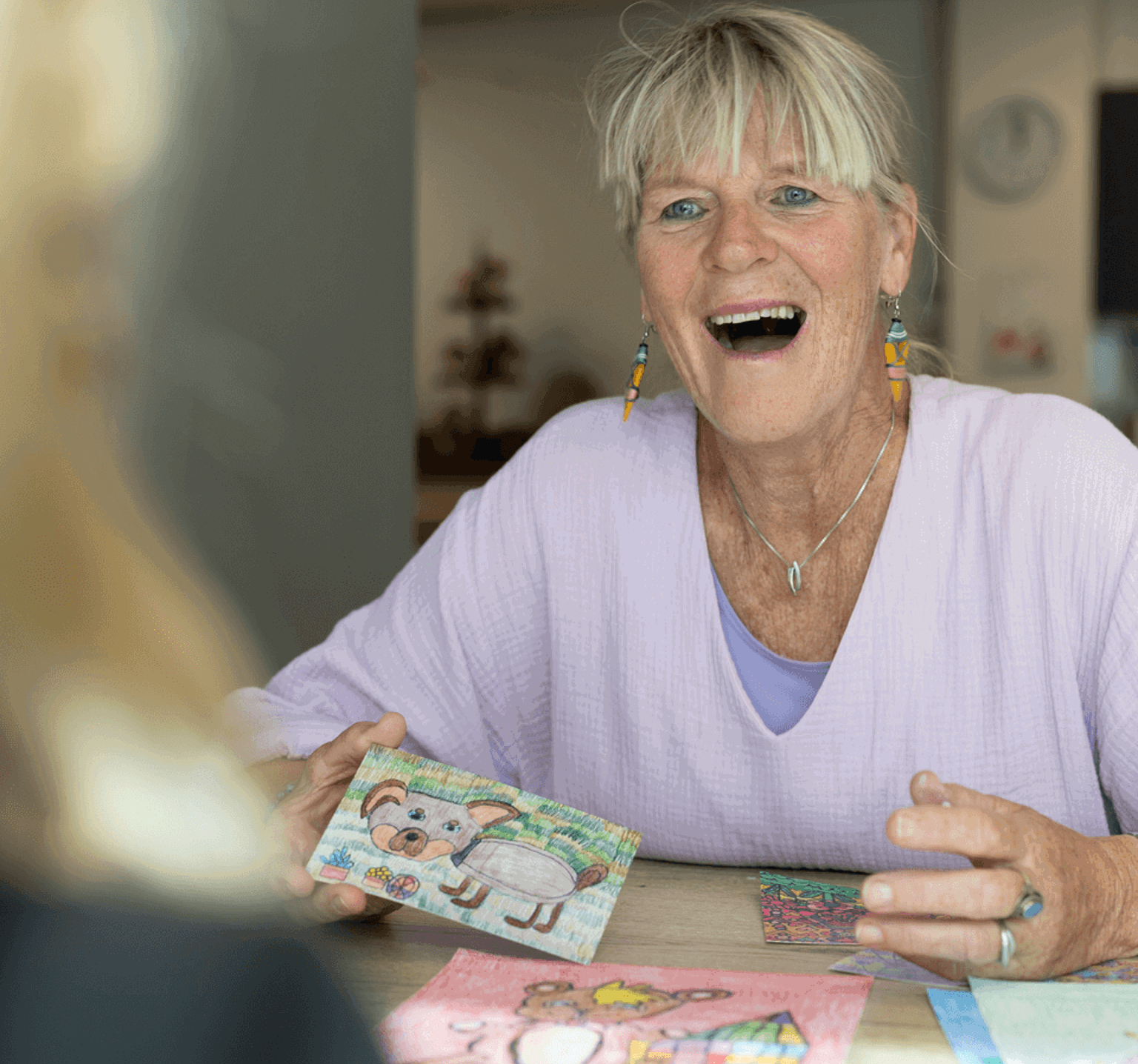 Lachende zorgmedewerker